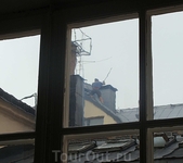 Стокгольм. Увидели трубочиста из окна квартиры, которую снимали. Раньше думали, что это байки. Однако, вот, чистят, лета..., ходят по крышам, здороваются ...