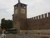Замок Кастельвеккьо-замок Скалигеров. Часовая башня.