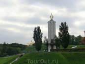 Одним из памятников, установленных в парке Славы, является Памятник жертвам голодомора 1932-33 гг. В центре монумента – колокольня в форме горящей золотым ...