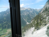 Вид из вагончика канатки. Вид из вагончика канатки.