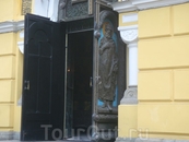 Двери Владимирского собора.
