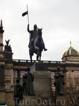 Перед Национальным музеем стоит конная статуя св. Вацлава - святого патрона Чехии, работы Йосефа Вацлава Мысльбека; работа началась в 1887, статуя воздвигнута в 1912, в современном виде скульптурный к