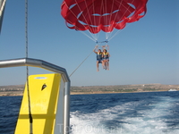 это самый большой парашют на Кипре (если верить, конечно, а я верю после того как проверила инфу :) ) он поднимается очень высоко - 200-250 метров )) было ...