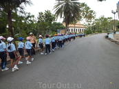 Школьники на экскурсии в храмовом комплексе.