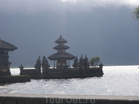 Храм на озере Братан.