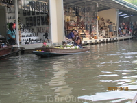 плавучий рынок "не для туристов". Интересно, зачем местным столько сувенирной продукции?