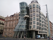 Танцующий дом в Праге  — две цилиндрические части здания в стиле деконструктивизма, в шутку называемые «Джинджер и Фред». Как и многие деконструктивистские ...
