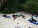 Семиланский остров №8 со своим крахмально-белвым пляжем, но эти туристы, похоже, уже утомились.