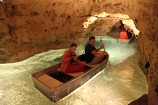 Под городком Тапольца можно покататься на лодочке по пещерной реке.