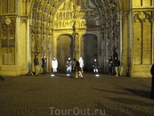 Рок с подсветкой собора Мадонны.