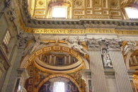 Ватиткан. В Собре Святого Петра стены украшены позолоченными скульптурами святых.