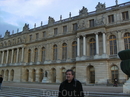 На фоне одного из зданий Большого Версальского дворца.
