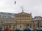 Площадь Восстания (до 1918 года — Знаменская) — одна из центральных площадей Санкт-Петербурга. Расположена на пересечении Невского и Лиговского проспектов ...