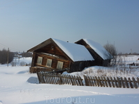 Местная достопримечательность Каменного Бора. "Косой" дом в д.Гавриловская. Столь же популярный у туристов, как горные трамвайчики или Красный мост в Сан-Франциско ...