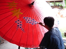 Посещение сувенирной фабрики по производству зонтиков во время путешествия на север страны, это происходило в сезон дождей, так что зонтики использовались ...