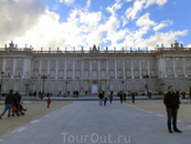 Пройдя мимо садов Сабатини, мы очутились перед Королевским дворцом. Palacio Real de Madrid - так он называется, поскольку королевских дворцов больше, чем ...