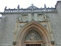 Строителем церкви выступил Juan de Colonia, фасад церкви напоминает фирменный стиль de Colonia, например такой, как церкви Святого Павла в Вальядолиде ...