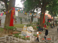 Внутренний дворик Храма Куан Тхань. Мы были в субботу, было много народа. Так-же как у нас молятся, ставят свечки, освещают еду