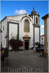 Церковь Санта-Мария, место венчания юных властителей страны, церковь Сан-Педро, где была похоронена известная португальская художница Жозеф де Обидуш, ...