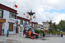 Для западных путешественников может показаться очень странным тот факт, что в одном из самых святых для буддистов Тибета мест находится один из крупнейших базаров не только Лхасы, но и Тибета в целом.