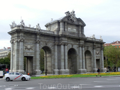Puerta de Alcala - вид с другой стороны. Оригинальность Ворот Алькала заключается также в том, что они стали первой триумфальной аркой, построенной в Европе ...