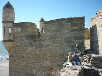 Крепость Ени-Кале у самого синего  моря
