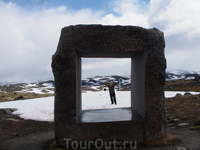 Окно в страну фьордов на вершине перевала через горный массив Согнфьель. Скульптор Кнут Вольд.