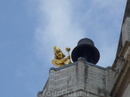 .Фигура человека  с молотом на крыше  церкви Святого  Петра  в  Левене.