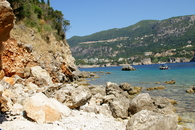 Вид на Палеокастрицу с пляжа Limni