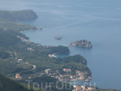 Вдалеке внизу виднеется самый знаменитый остров Черногории - Святого Стефана