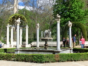 По углам фонтана установлены колонны, каждая из которых увенчана фигуркой гарпии, которые также являются фонтанчиками.