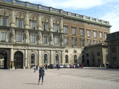Главная достопримечательность королевской Швеции — это Королевский дворец, однажды полностью сгоревший в конце 17-го века и заново построенный в середине ...