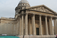 Пантеон - церковь, строительство которой было окончено в 1741 г. Здесь похоронены Вольтер, Руссо, Виктор Гюго и др.