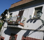 Местные жители стараются украсить балконы как можно красивее