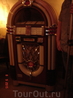 американский музыкальный аппарат, установленный в курительной комнате в подвале. Хозяин-то американец, да не простой - участник музыкальной группы в далекие ...