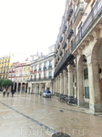 Мы вышли на Plaza Mayor, где традиционно находится здание мэрии (el ayutamiento). Построено в1791, архитектор Fernando González de Lara. По периметру площади ...