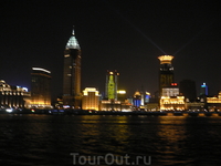 Вид ночного Шанхая с реки.
