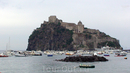 Арагонский замок (итал. Castello Aragonese) — расположен в Италии на острове Искья на конусе вулканической лавы, возвышающейся из моря. Крепость строилась ...
