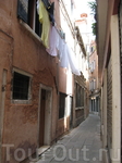 Типичная сухопутная улочка Венеции. Белье сушится... Жизнь местных идет своим чередом...