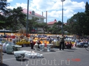 Кому горшочков-вазочек? Рынок керамикм в Байдахэ расположился на площади перед зданием администрации.