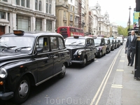 Это - не стоянка, и не колонна. Эти машины просто едут по улице. Я насчитала 15 лондонских такси друг за дружкой. И все пустые. На что они живут, интересно ...