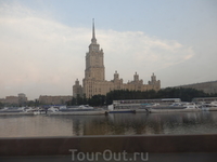 Это одна из  знаменитых сталинских высоток на берегу Москва-реки