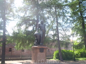 Памятник Беллинсгаузену в Летнем саду Кронштадта.