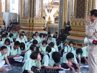 Обзорная экскурсия по Бангкоку. Комплекс храмов Королевского Дворца. Проходят уроки у местных школьников