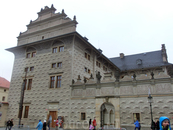Еще один дом в стиле сграффито - это Шваценбергский дворец в Градчанах. Кажется, что его фасад покрыт плиткой, а на самом деле этот эффект объема нарисован ...