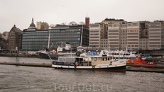 Стокгольм расположен на 14 островах, соединённых мостами и между ними регулярно курсируют пассажирские катера.