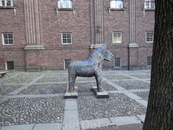 В России - матрёшка, а в Швеции - Далекарлийская лошадка. Эта стоит в самом центре делового Стокгольма, во дворе ратуши, где вручаются Нобелевские премии ...