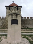 Долгую и насыщенную историю крепости можно видеть в установленных здесь памятниках
