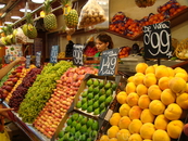 Обилие фруктов на рынке Бокерия
