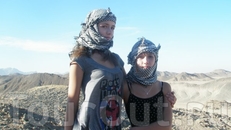 Я и сестра на сафари в нацинальных платках - арафатках. Кстати эти платки были названы так в честь Яси Арафата, человека, который их придумал!